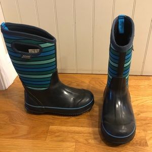 Bogs: Youth Size 3. Navy Blue and green. Good condition.